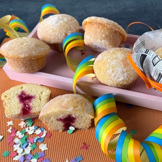 Gefüllte Schmand-Muffins mit Johannisbeerkonfitüre