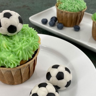 Heidelbeer-Buttermilch-Muffins mit Fußball-Deko