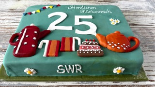 Erdbeer-Buttercreme-Torte mit Pistazien