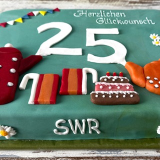 Erdbeer-Buttercreme-Torte mit Pistazien