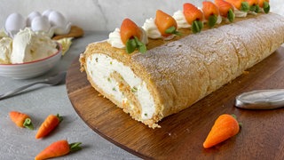 Karotten-Biskuitrolle mit Frischkäse-Eierlikör-Füllung