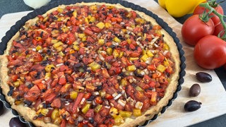 Paprikakuchen mit Tomaten, Oliven und Anchovis