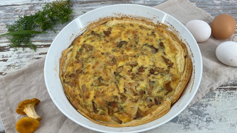 Pfifferling-Tarte mit Gruyere und Wildkräutersalat