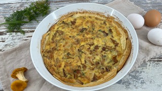 Pfifferling-Tarte mit Gruyere und Wildkräutersalat