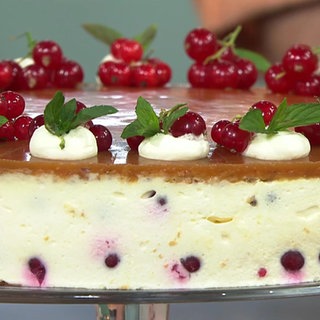 Johannisbeer-Krokant-Torte mit Karamellglasur