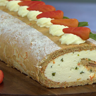 Karotten-Biskuitrolle mit Frischkäse-Eierlikör-Füllung