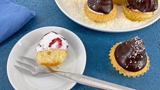 Mini-Schokokuss-Muffins mit Himbeeren, Marshmallows und Kokos