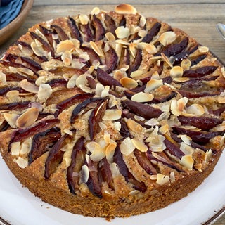 Zwetschgen-Nuss-Kuchen mit Vanillesoße