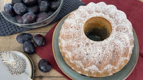Zwetschge-Mohn-Marzipan-Gugelhupf