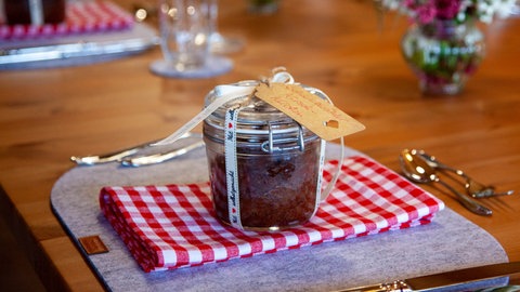 Schwarzwälder Kirschkuchen im Glas als Gastgeschenk von Elke Haas.