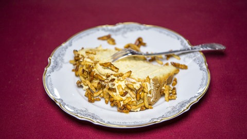 Mandelkrokanttorte vof einem Teller