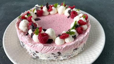 Sommerliche Kombination aus Kuchen und Eis