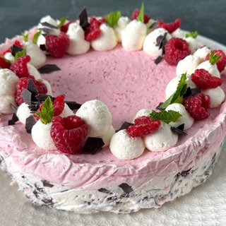 Sommerliche Kombination aus Kuchen und Eis