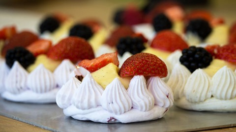 Kleines Törtchen mit Erdbeeren belegt