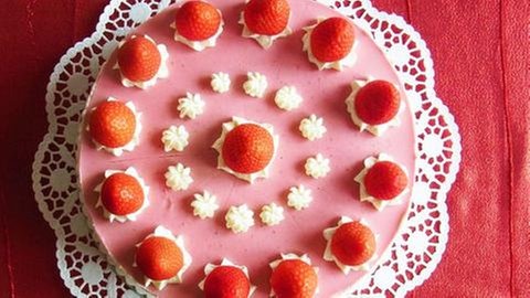 rosa erdbeertorte mit sahnehäubchen