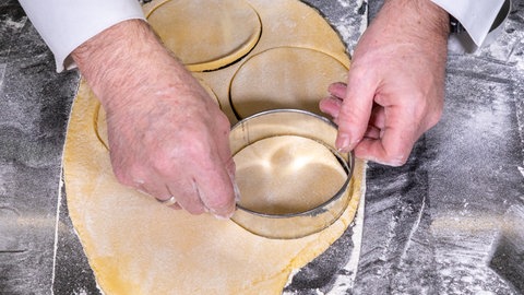Der Mürbeteig für die Rhabarber Tartelettes wird, wie im Rezept beschrieben, in die Förmchen gelegt.