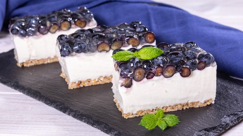 Kuchen ohne Backen: Fruchtige Heidelbeer-Schnitte