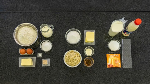 Hefe für den fluffigen Boden, Mandeln und Honig für den Knuspereffekt, Pudding und Sahne für die süße Füllung: Bienenstich hat so einiges zu bieten.