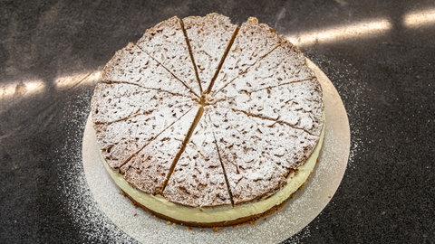 Zwei Stunden in der Kühlung müssen  noch sein, bevor der Bienenstich mit Puderzucker bestäubt wird. Und dann: Was für eine Pracht - selber gemacht und doch wie vom Konditor!