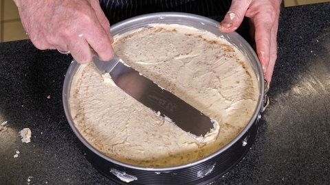 Für die original Esterhazy-Torte wird Kaffee-Buttercreme auf den Mandelboden gestrichen. Wie im Rezept beschrieben enthält die Creme Espresso.