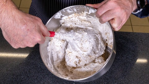 Nüsse, Mandeln und Zimt werden laut Rezept dem Eischnee untergehoben. Dies gibt ein Biskuit-Teig für die original Esterhazy-Torte.