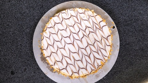 Nach dem Backen und dem Verzieren steht die Esterhazy-Torte auf einer Granitplatte. Das original Muster auf der ungarischen Torte ist sofort zu erkennen.