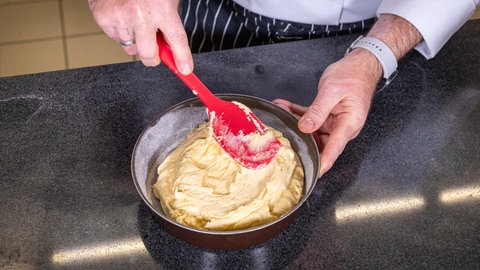 Teig wird in die Backform gegeben