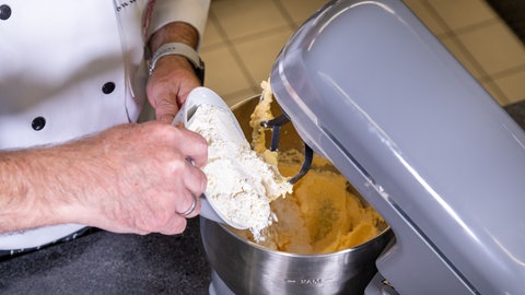 Mehl und Bachpulver mischen.