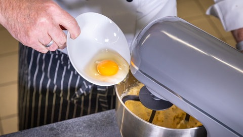 Die Eier sollen einzeln in die Schüssel gegeben werden.