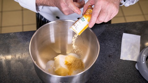 Die Zutaten müssen gut aufgeschlagen werden.