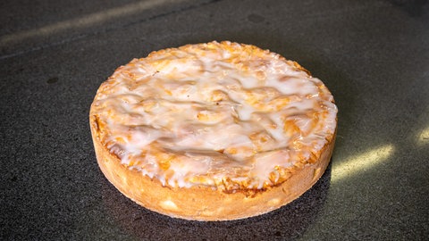 Rezept: Gedeckter Apfelkuchen fertig mit Zitronenglasur.