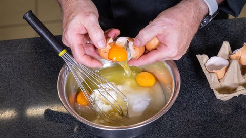 Die Eier mit dem Zucker gut aufschlagen.
