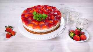 Joghurt macht diese Erdbeertorte leicht und luftig - und das bei einem Rezept, das beides zugleich ist: einfach und raffiniert.
