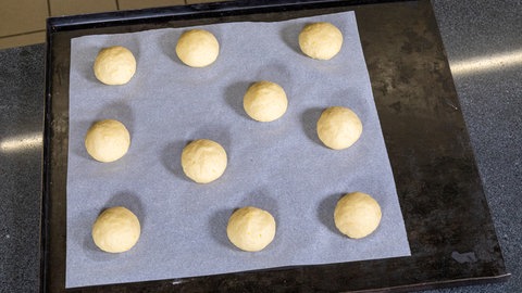 Aus dem Hefeteig werden die Rohlinge für die Osterpinsen geformt und einfach auf einem Backblech gelegt. Das Rezept von Joachim Habiger ergibt zehn Pinsen.