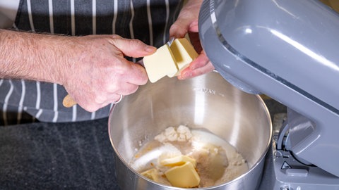 Joachim Habiger mischt in seinem Rezept für die Osterpinze einfach alle Zutaten für den Hefeteig in der Küchenmaschine.