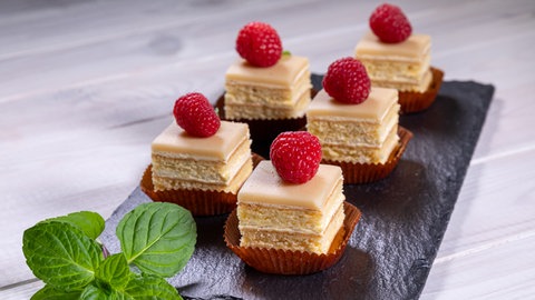 Petit Fours mit Himbeeren und Marzipan sind kleine französische Törtchen – ein tolles Dessert