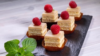 Petit Fours mit Himbeeren und Marzipan sind kleine französische Törtchen – ein tolles Dessert