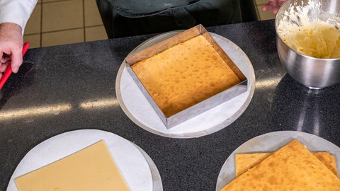 Boden für Petit Fours wird in drei Teile geschnitten oder ausgestochen