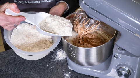 Mandeln und Mehl werden in eine Küchenmaschine gegeben.