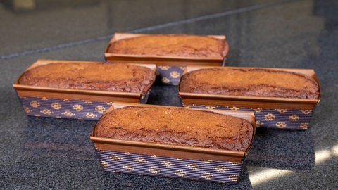 Vier Schokokuchen in einer Kastenkuchenform