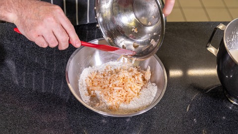 Schritt-für-Schritt-Anleitung für einen leckeren Walnuss-Apfel-Kuchen