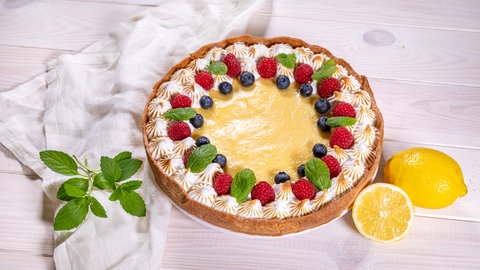 Rezept für einen saftigen Zitronenkuchen. Leckere Zirtonencreme und Baiserhauben auf Mürbeteig.