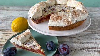 Zwetschgenkuchen mit Mandelcreme, Streuseln und Sahne