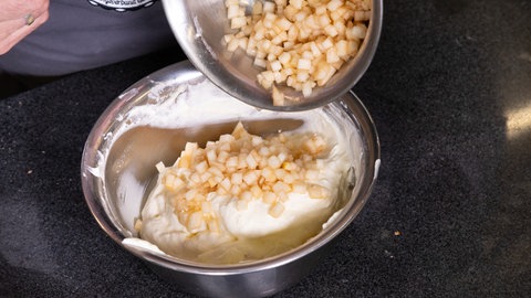 Die Birnenstücke werden zur Füllung dazugegeben.