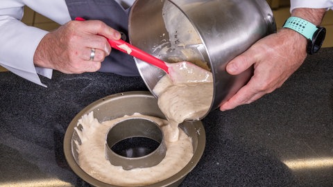 Der Teig wird in die Napfkuchen-Form gegeben.