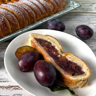 Zwetschgen-Plunder-Strudel