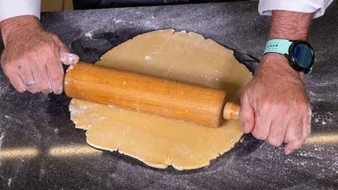 Rezept für Apfelwähe: Der Teig für den Apfelkuchen wird ganz einfach auf einer Arbeitsplatte ausgerollt.
