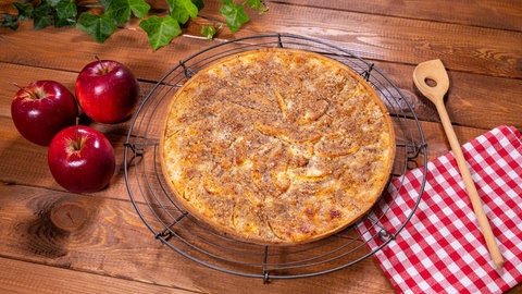 Rezept für Apfelwähe: Nach dem Backen steht der Apfelkuchen zum Auskühlen auf einem Gitter.