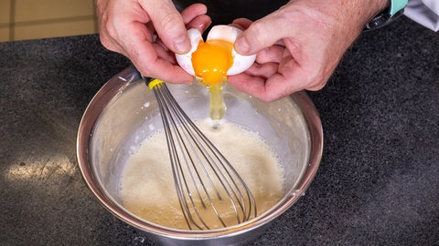 Rezept für Apfelwähe: In den Guss für den Apfelkuchen wird einfach ein Ei hinzugegeben.