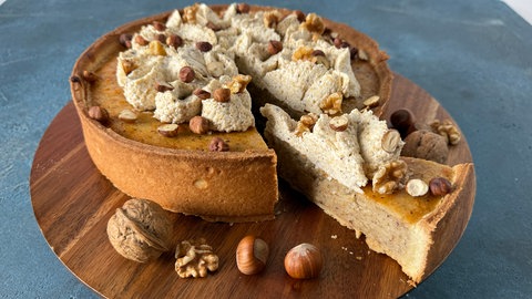 Saftiger Nusskuchen mit Sahne-Topping